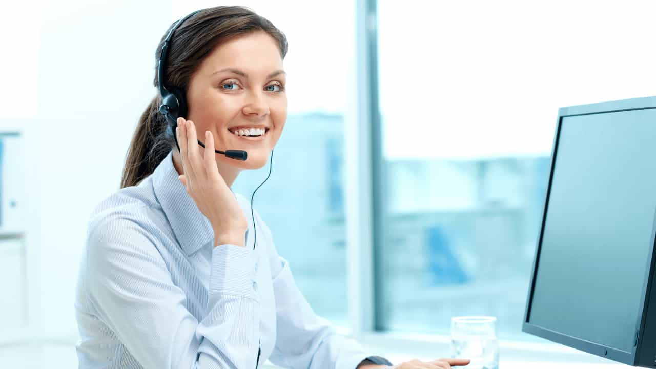 Call centre Employee Using the best call centre software that is integrated with salesforce.